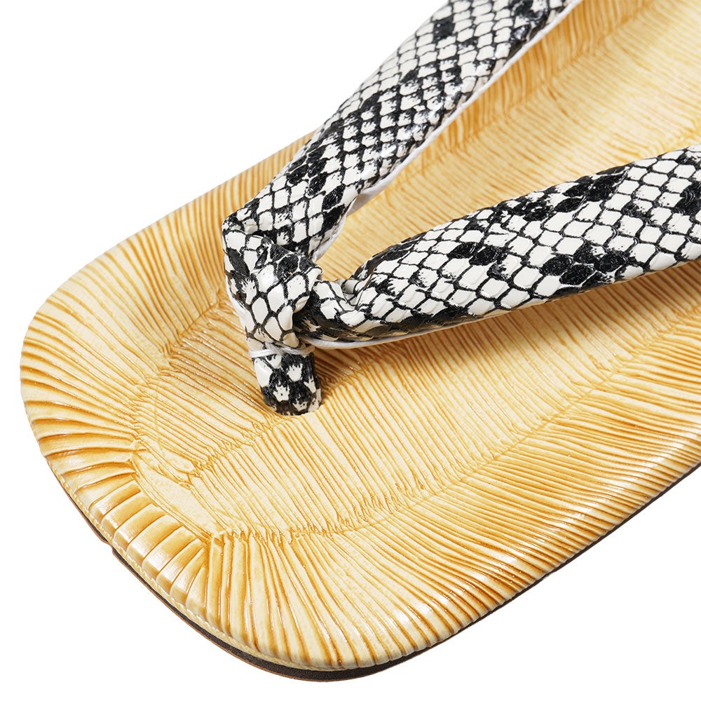 ヘビ柄鼻緒　白　ビニール雪駄　雪駄底金具付き　SSサイズ